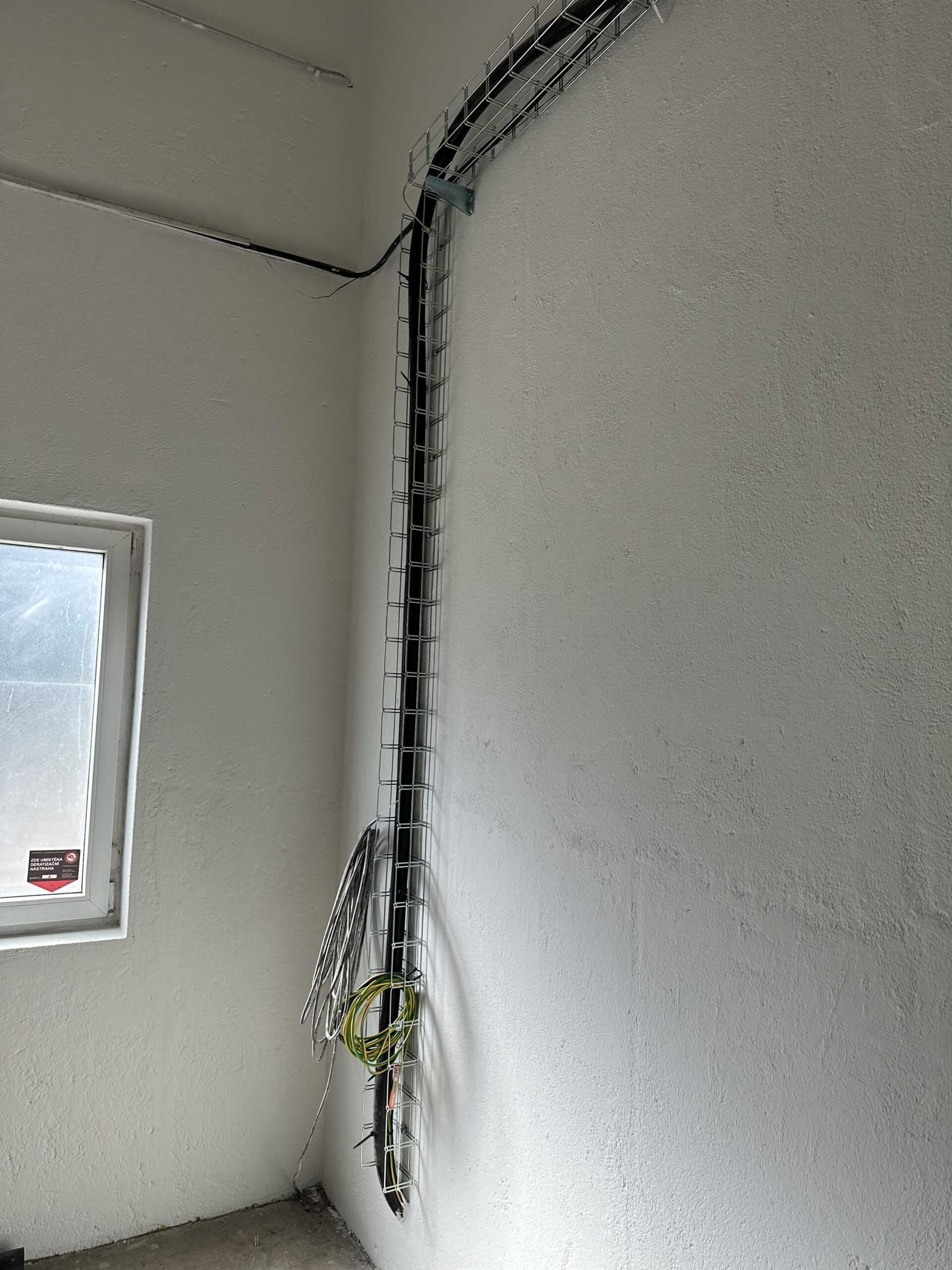 Zahájili jsme instalaci elektrického vedení pro 3×200 A!