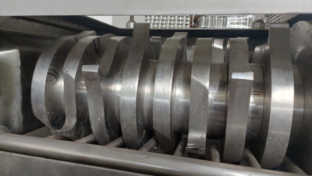 Takto vyzerá mechanizmus, ktorý drví celé 20-kilogramové bloky mrazeného mäsa!
