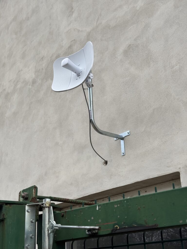 Nainstalovali jsme posilovač WiFi signálu na celý areál