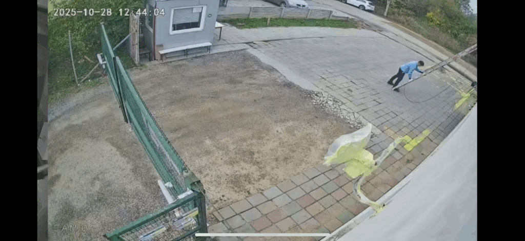 Započaly práce na nátěru fasády naší výrobní haly